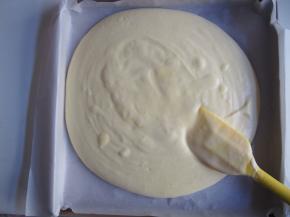 烤盘上铺上油纸，将面糊倒入烤盘中