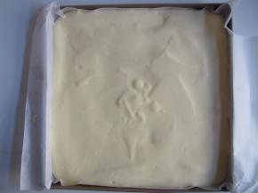 铺平后震出大气泡，烤箱预热至150度，中层上下火，20分钟左右熟透即可