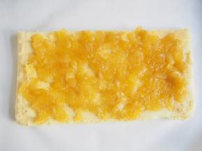 烤好的蛋糕晾至温热后抹上苹果酱，卷起定型