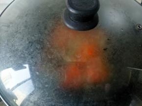 加少许水，加盖小火焖5分钟