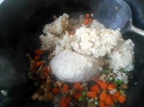 倒入糯米饭