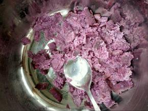 紫薯切片蒸熟，压成泥放凉