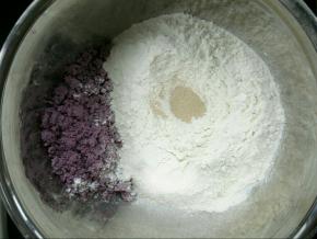 所有食材称好放盆里，面粉挖坑放酵母，边上放盐