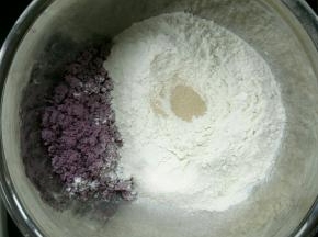 所有食材称好放盆里，面粉挖坑放酵母，边上放盐