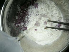 倒入清水，建议预留20克左右，试面团软硬状态适当添加