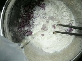 倒入清水，建议预留20克左右，试面团软硬状态适当添加