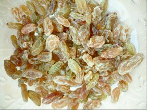 发酵的时候，葡萄干洗净，用温水泡一个小时，沥干水分备用