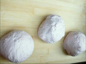 发酵好的面团取出按压排气，整形，平均分份