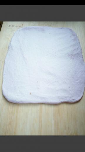 取一份用擀面杖轻轻的擀成接近长方形的面片