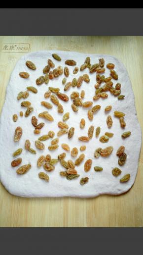 均匀的铺上一层葡萄干，最好铺满（我的葡萄干不多了，所以铺的有点少）