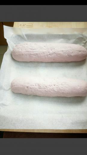 整形好的面团封口朝下放烤盘，送入烤箱进行二次发酵，下面放倍热水，保持温、湿度