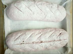 二发好的面团取出，用筛子筛一层薄薄的干面粉，用锋利的小刀割出漂亮的花纹（做这一步的时候预热烤箱180度10分钟）