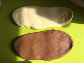 20分钟后第一次发酵完毕，暂停键，取出面团按压排气。