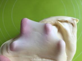 28分钟后，按暂停，取出检查面团已经可以出膜