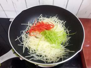 放入土豆丝、青红尖椒丝