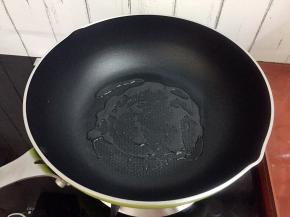 锅中倒入适量的食用油烧热
