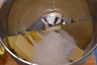 黄油室温软化，然后加入糖粉用刮刀拌匀。