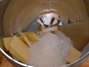 黄油室温软化，然后加入糖粉用刮刀拌匀。