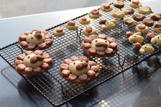 烤好的饼干即时拿出来放在晾网上晾凉，尽快吃完哦。