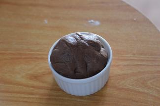 揉匀取150克左右的面团加入可可粉，揉匀备用。