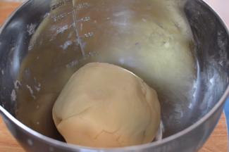 然后倒入淡奶油和低粉，无需过筛。戴上手套揉匀。