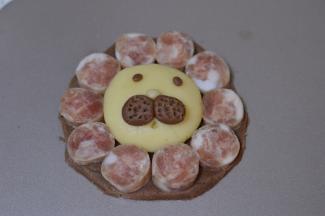 然后用牙签在鼻子上扎几个小孔，看起来逼真一些，在鼻子下扎个小嘴巴。