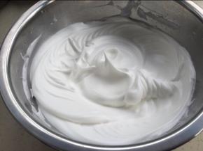细砂糖分三次加入打发蛋白至硬性发泡。（此时蒸锅里放入半锅水，可以开始烧水）