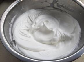 细砂糖分三次加入打发蛋白至硬性发泡。（此时蒸锅里放入半锅水，可以开始烧水）