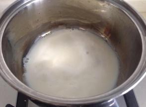 小火加热牛奶至沸腾