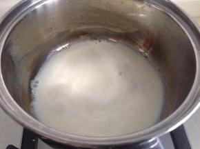 小火加热牛奶至沸腾