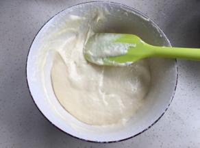 取1/3蛋白加入蛋黄糊里翻拌均匀