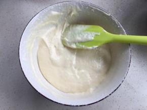 取1/3蛋白加入蛋黄糊里翻拌均匀