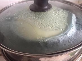 蒸锅水已开，把模具放入蒸架。盖紧盖子。中火蒸50--60分钟