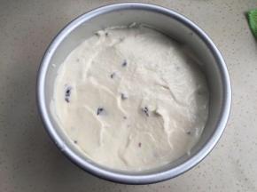 倒入模具震一下