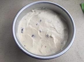 倒入模具震一下