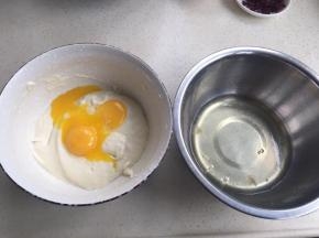 把蛋白放入无油无水的打蛋盆里，蛋黄放入面糊里，并翻拌均匀。