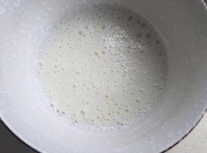 然后加入玉米油搅匀