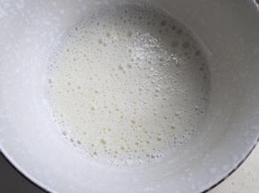 然后加入玉米油搅匀