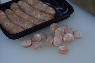 香肠无需解冻，直接切成片，不要太薄也不要太厚了。（冷冻过的香肠才能切出薄片。）
