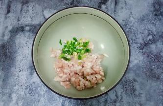肉馅中放入葱姜末