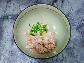 肉馅中放入葱姜末