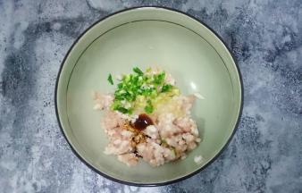 肉馅中放入盐1勺、蚝油1勺、生抽1勺