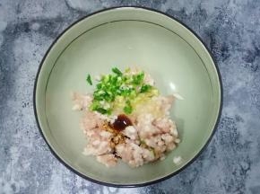 肉馅中放入盐1勺、蚝油1勺、生抽1勺