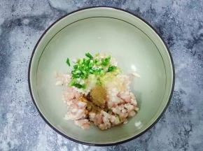 五香粉1勺、鸡粉1勺，用筷子搅打均匀，顺着一个方向搅打上劲