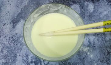 碗中打入一个鸡蛋，加入适量面粉，加入适量清水，调成无颗粒的面糊