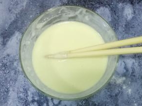 碗中打入一个鸡蛋，加入适量面粉，加入适量清水，调成无颗粒的面糊