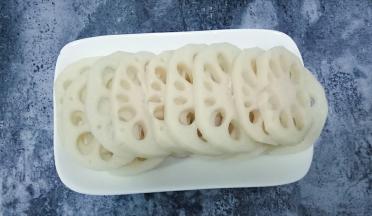 将莲藕切成厚度均匀的藕片