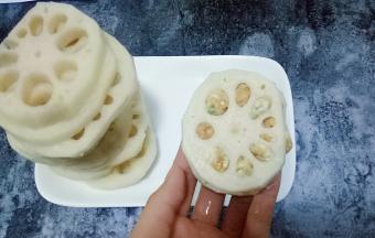 在盖上一个藕片，两手压紧实