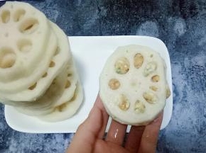 在盖上一个藕片，两手压紧实