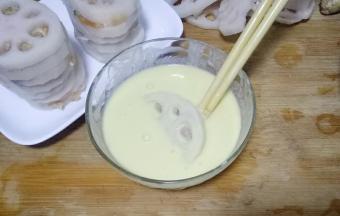 将做好的藕夹放在面糊中，均匀裹上一层面糊
